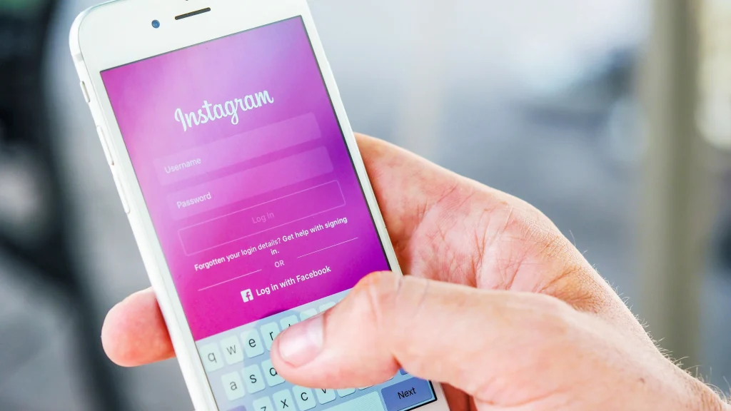 How Does the Cost of Purchasing instagram Followers Compare to Organic Growth Strategies?