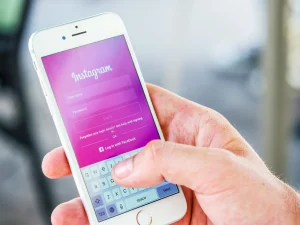 How Does the Cost of Purchasing instagram Followers Compare to Organic Growth Strategies?